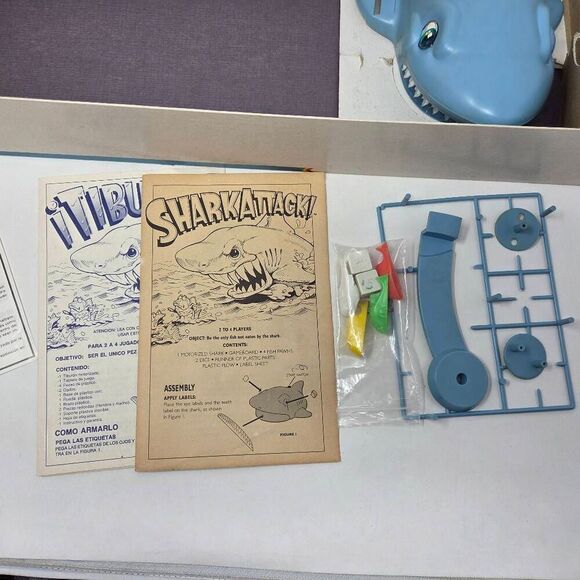 SHARK ATTACK TIBURON SPANISH BOARD GAME MILTON BRADLEY 1988 COMPLETE WORKS RARE - Picture 5 of 9